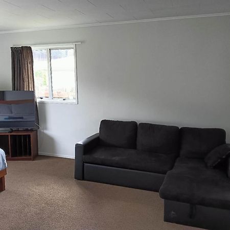 Three-Bedroom House A At 23 Mallard Drive, Selwyn Heights ロトルア エクステリア 写真